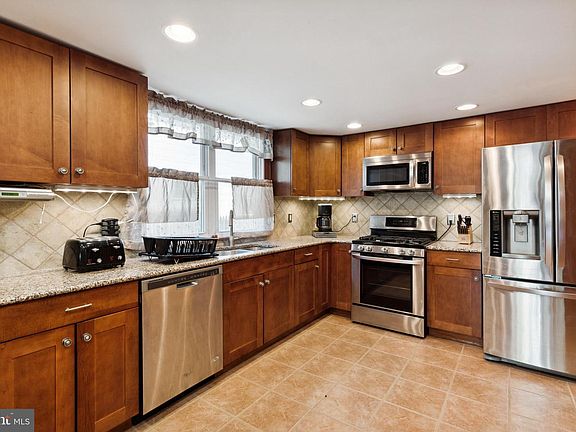 4th image of 437 Avenue A