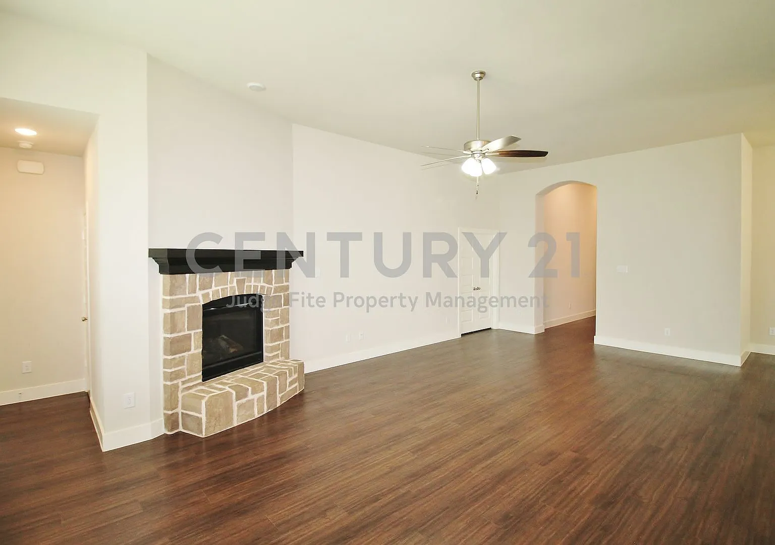 Gorgeous 4/3.5/2 in Forney For Rent! — Photo 2