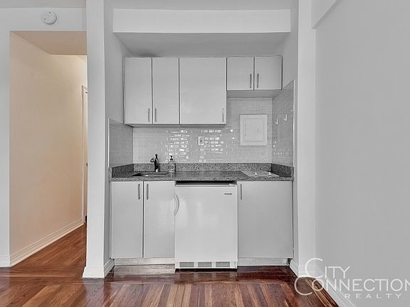 2nd image of 320 E 42nd St APT 1708