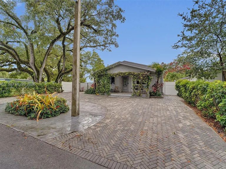 4541 SW 26th Ter — Photo 1