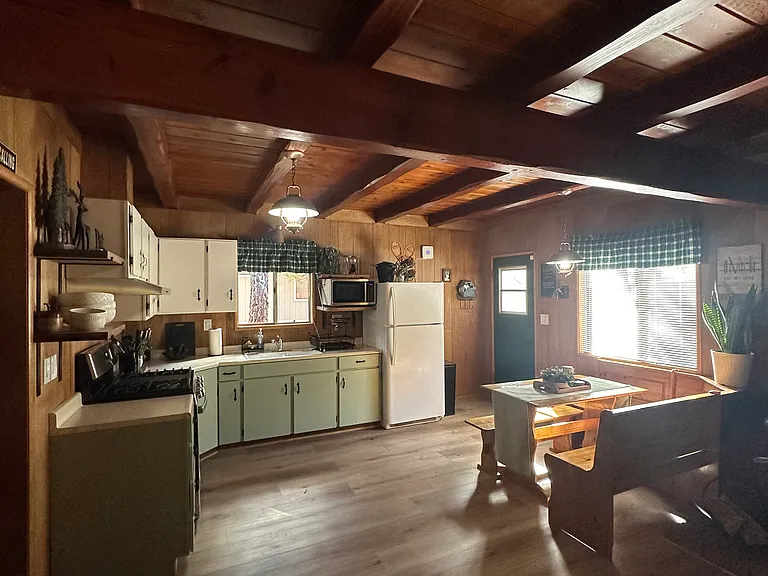 576 Holmes Ln — Photo 4