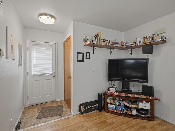 4th image of 623 W 18th Ave
