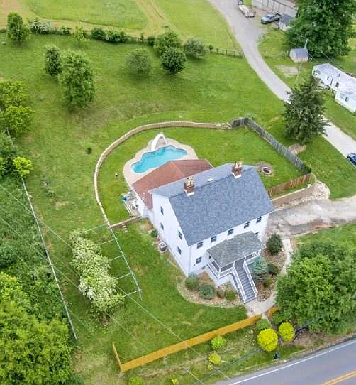 1141 Venetia Rd photo 1