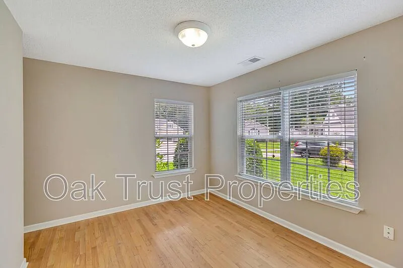 3 bed, 2.0 bath, 1372 sqft, $2,300 — Photo 4