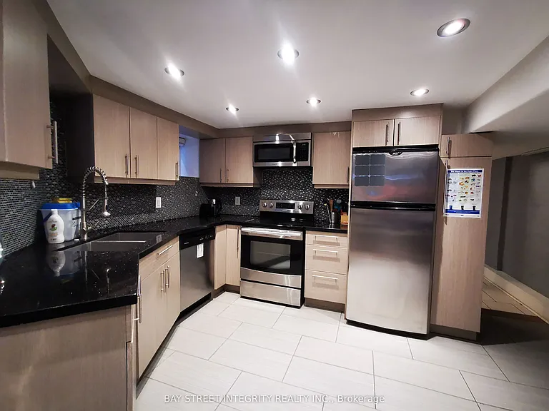 488 Manning Ave #BASEMENT — Photo 4