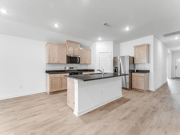 114 S Maroon Ave — Photo 11