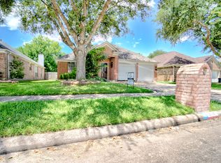 313 N Ranch House Rd, Angleton, TX 77515