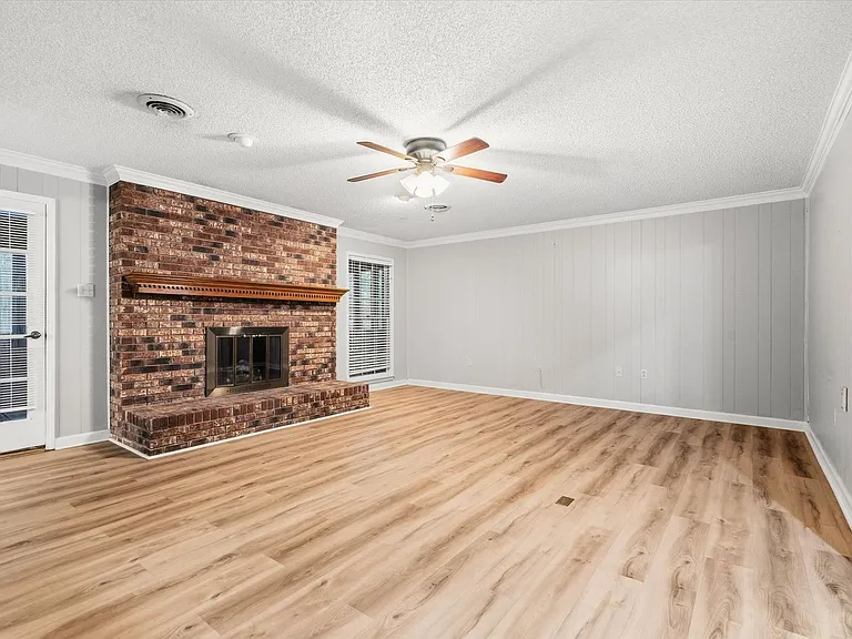 1610 Hillcrest Dr — Photo 26