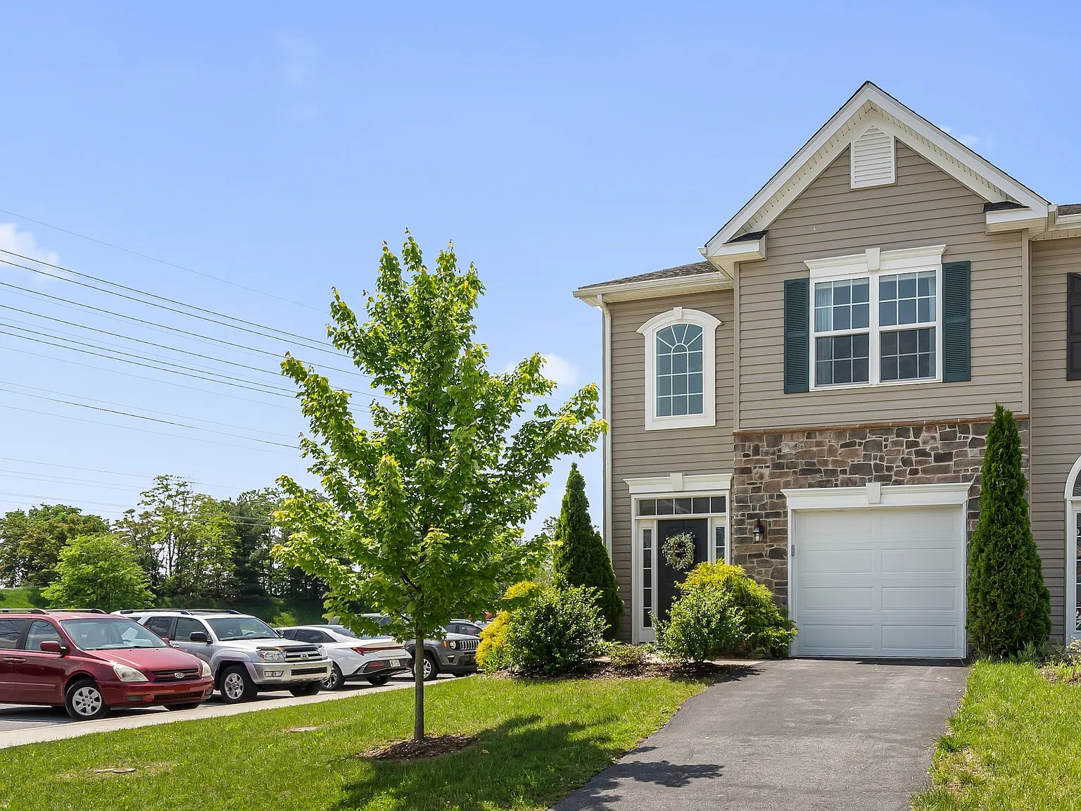 3 bed, 2.5 bath, 1776 sqft, $2,099 — Photo 3