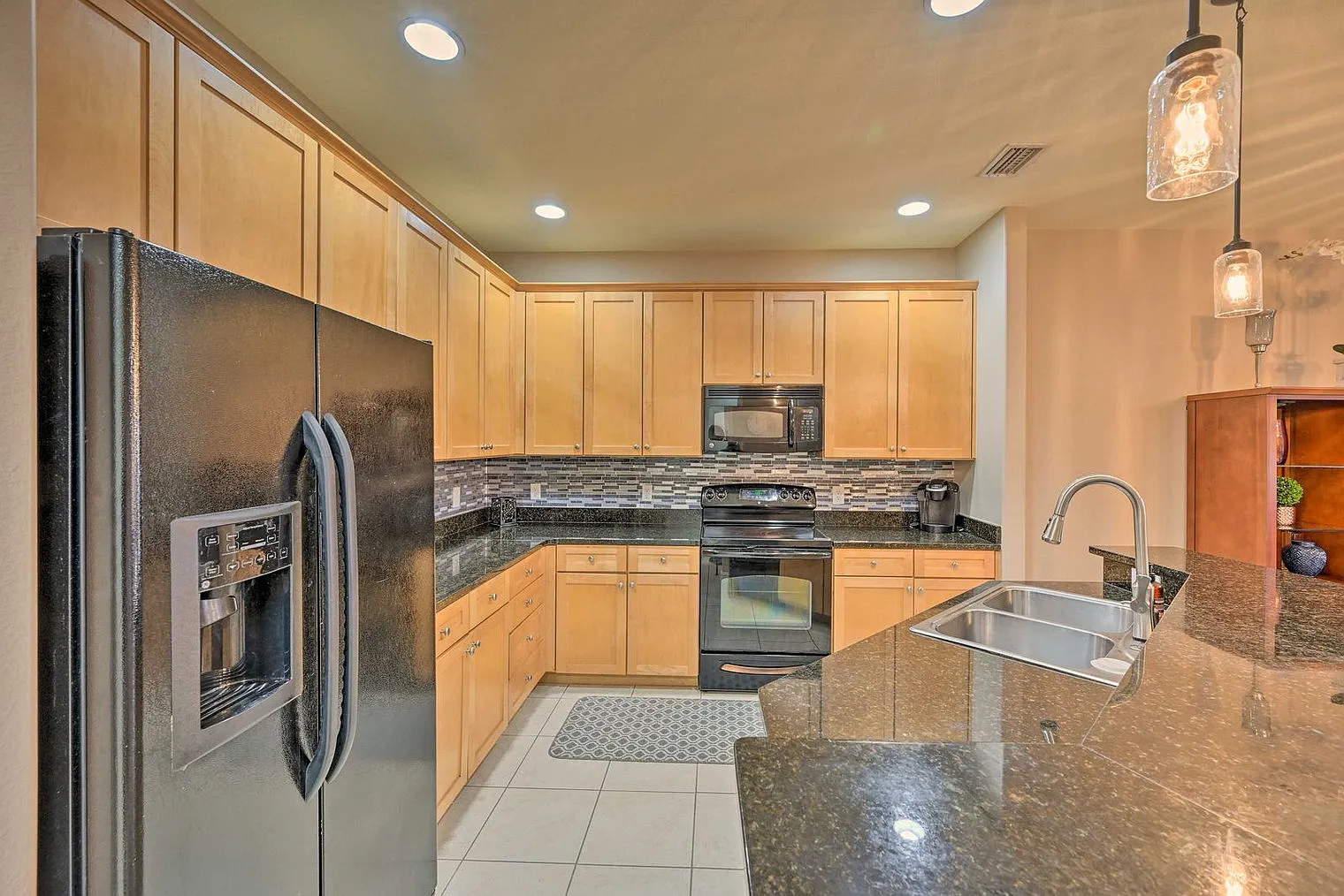 3 bed, 2.0 bath, 1797 sqft, $4,354 — Photo 4