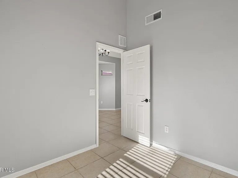 3269 Maple Point Dr — Photo 10