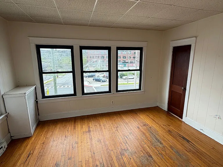 327 Main St — Photo 3