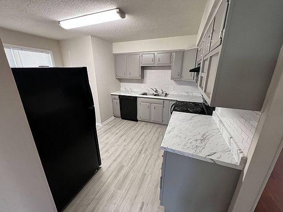 5th image of 826 E Lee St #403