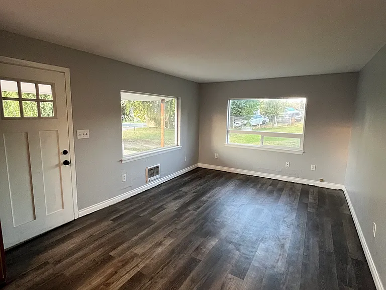 1200 Heffron St — Photo 2