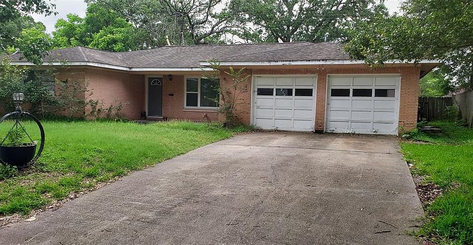 2nd image of 609 Heron Ln