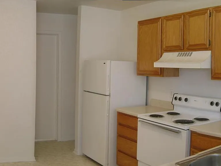 1100 Leslie Circle — Photo 6
