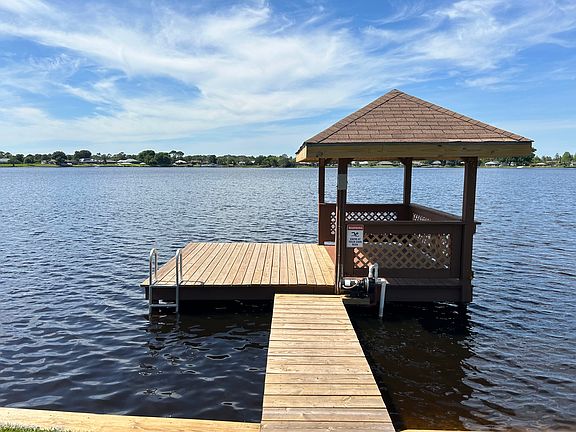 3rd image of 423 Lake August Dr