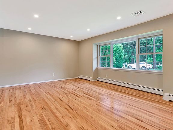 5th image of 83 Circle Dr