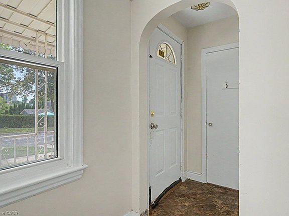 4th image of 61 Hillview St