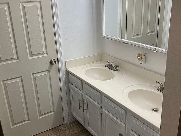 4th image of 713 Garden Pl