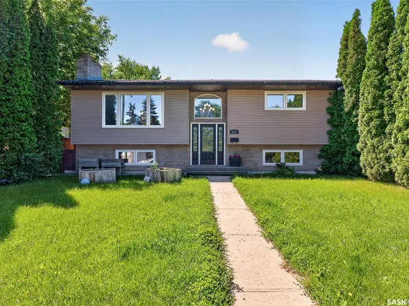 1207 Grandview Street W, Moose Jaw, SK S6H 5M3