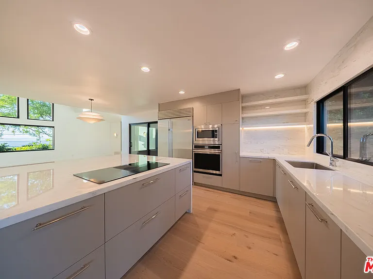 13302 Mulholland Dr — Photo 10