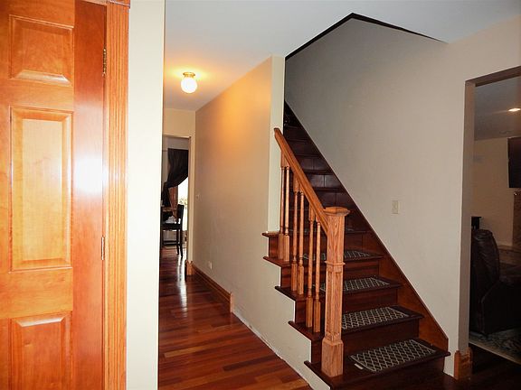 4th image of 327 Clearbrook Ct
