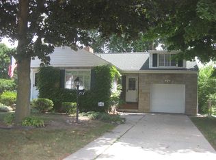 713 Scheurmann St, Essexville, MI