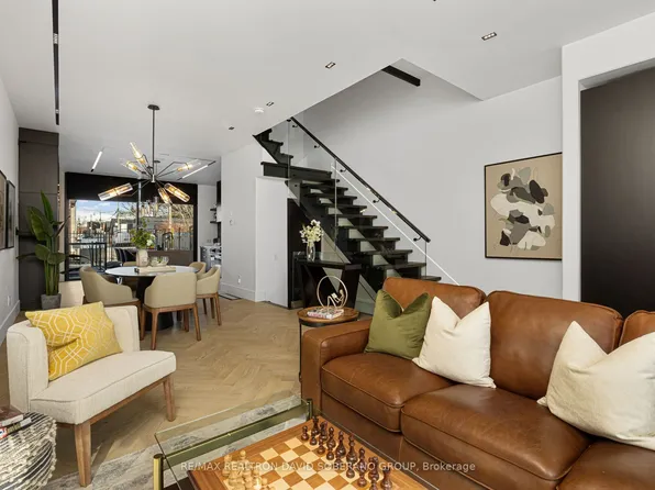 102 Ulster St, Toronto, ON M5S 1G1
