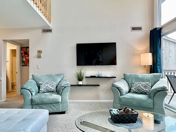 3rd image of 5549 Golfview Ct