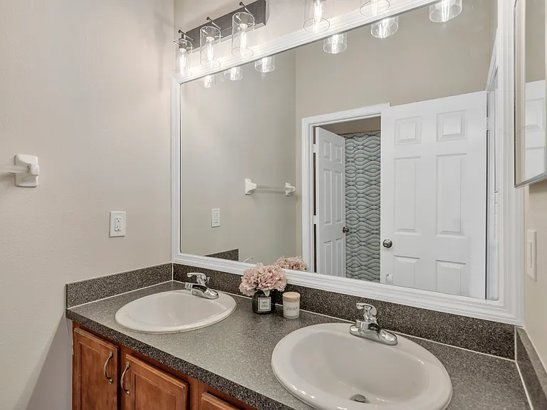 Olivedale Dr — Photo 14