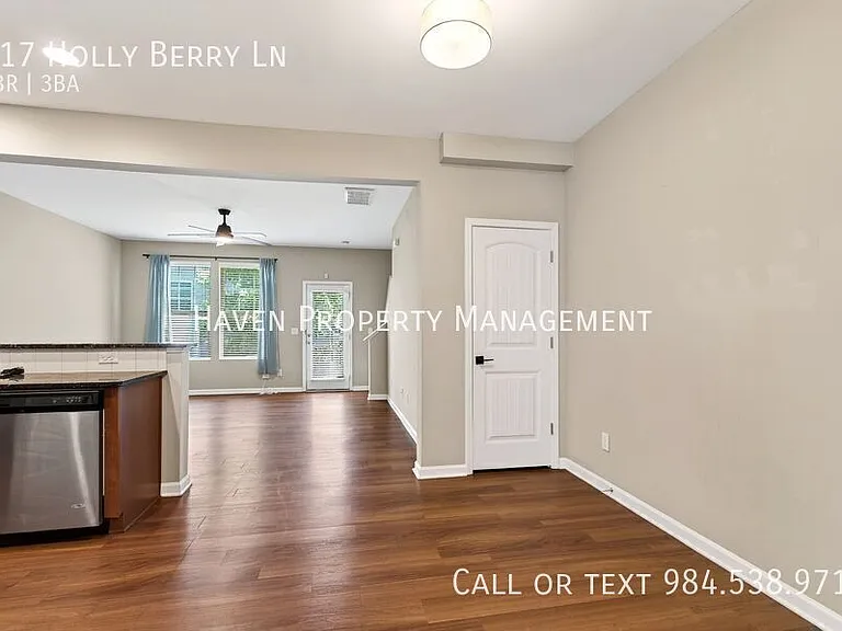117 Holly Berry Ln — Photo 10