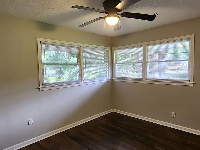 1120 Stratford Rd — Photo 9