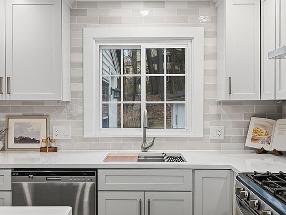 5th image of 8 Oakdale Avenue