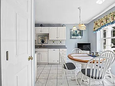 2nd image of 822 Thayer St #22