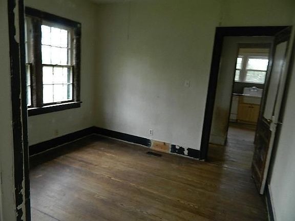 4th image of 2911 Glenmore Ave