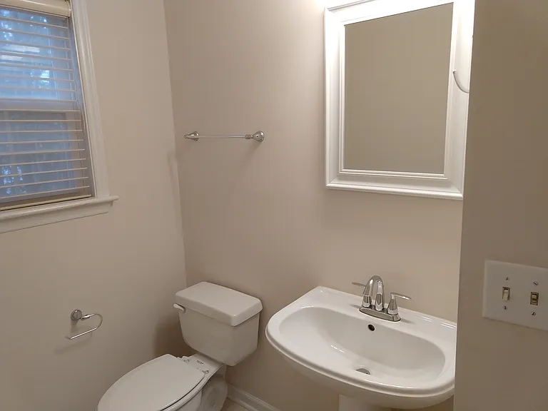 136 Trafalgar Ln — Photo 11