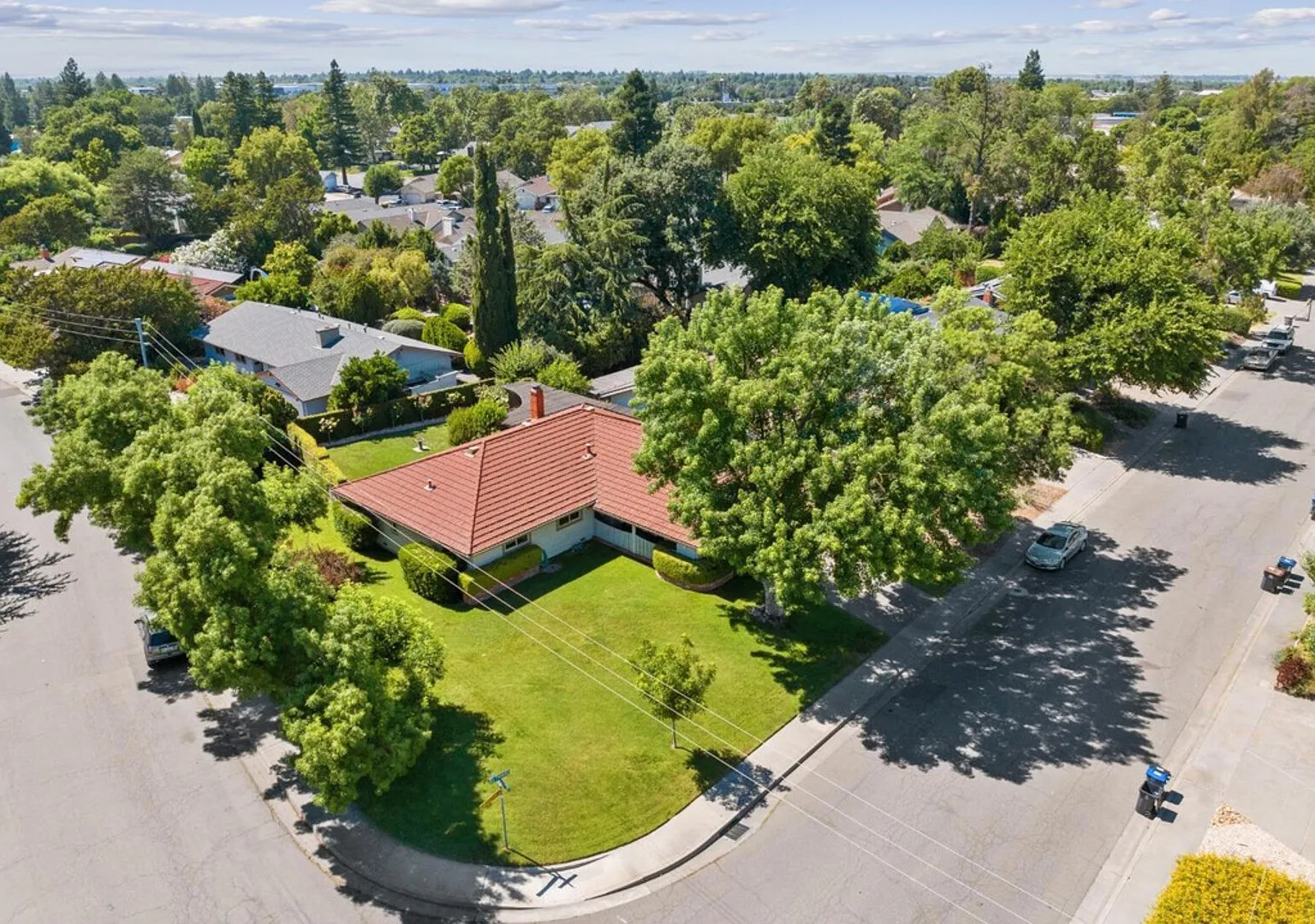 Elegant 4 bedroom home - Comfort in Serene Location — Photo 4