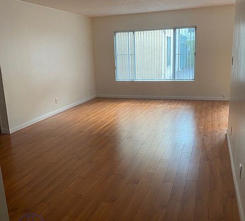 4th image of 319 S Clark Dr #4198027