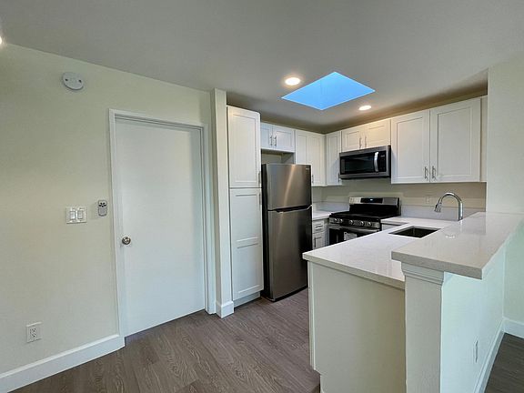 3rd image of 2638 S Barrington Ave #203