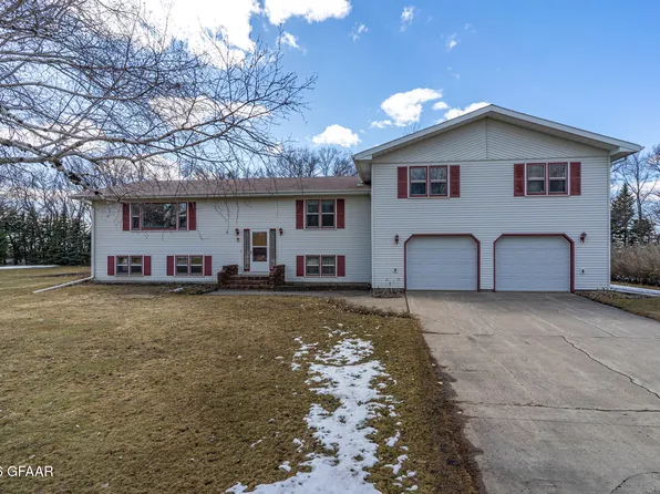 6850 Woodcrest Rd, Grand Forks, ND 58201