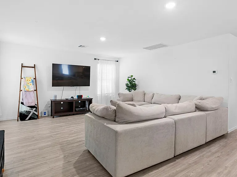 5463 Daphne Path — Photo 4