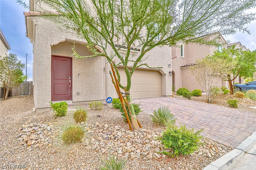 3 bed, 2.5 bath, 2051 sqft, $2,400 — Photo 2