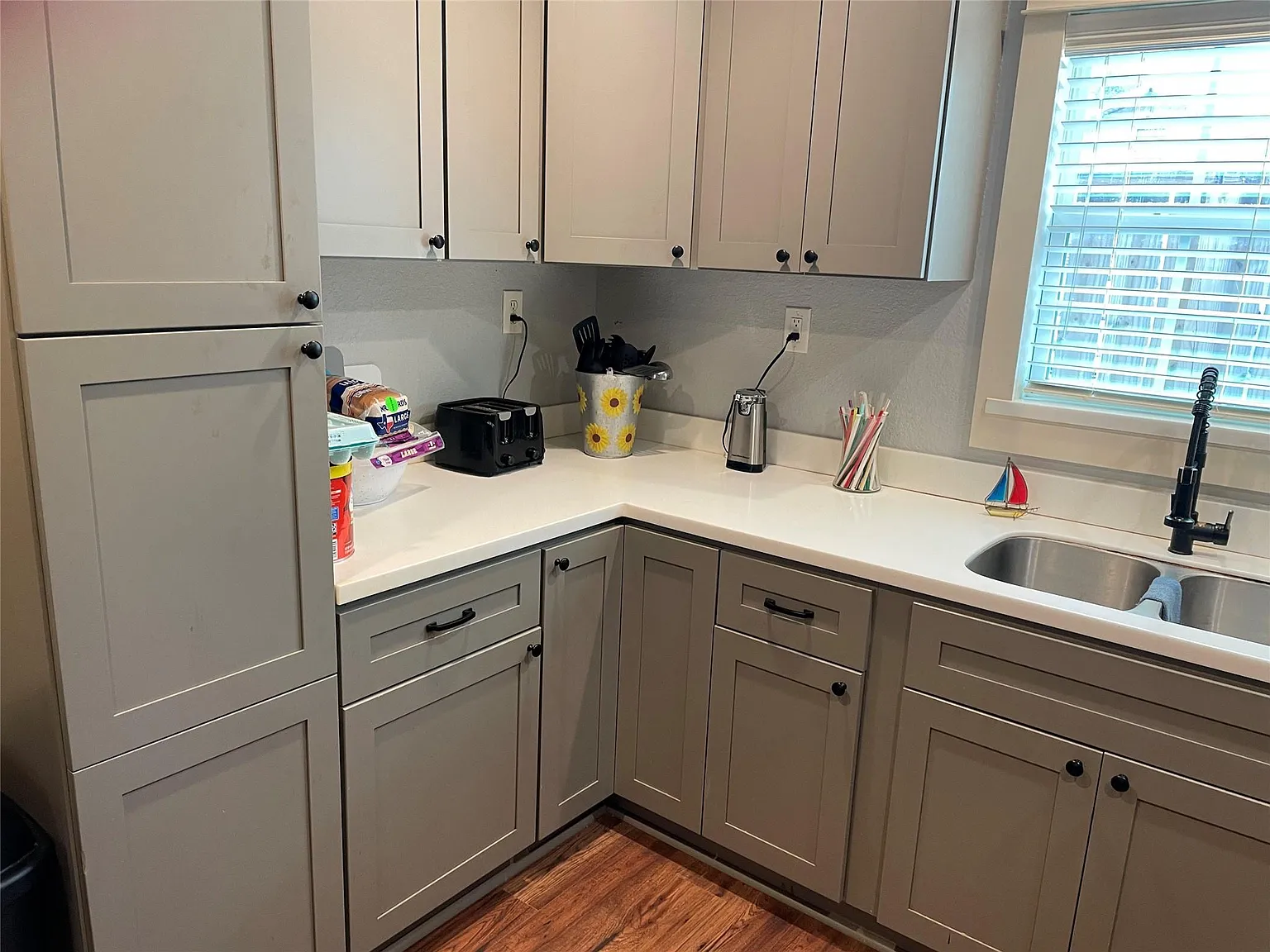 3 bed, 2.0 bath, 899 sqft, $2,100 — Photo 4