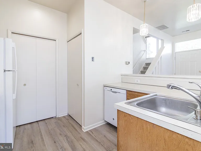 1004 Barbaras Ct — Photo 9