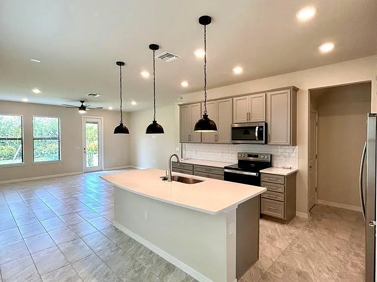 4845 Chantilly Rd — Photo 2