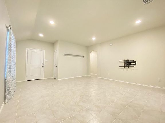 3rd image of 1101 Meadow Side Dr