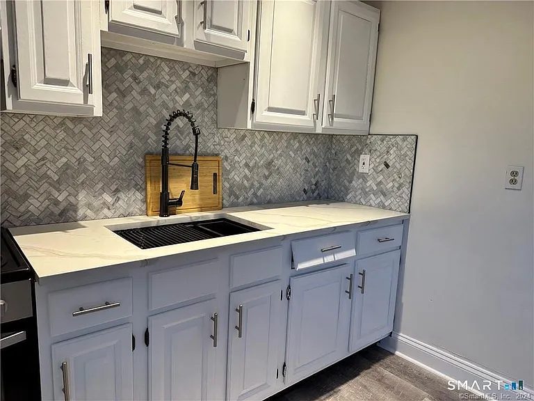 18 Cold Spring Rd — Photo 2