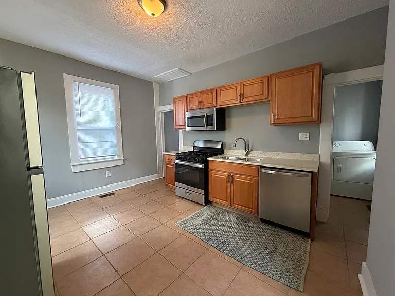 1068 Michigan Ave — Photo 9