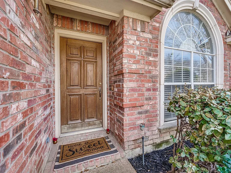 402 Horse Shoe Dr — Photo 2